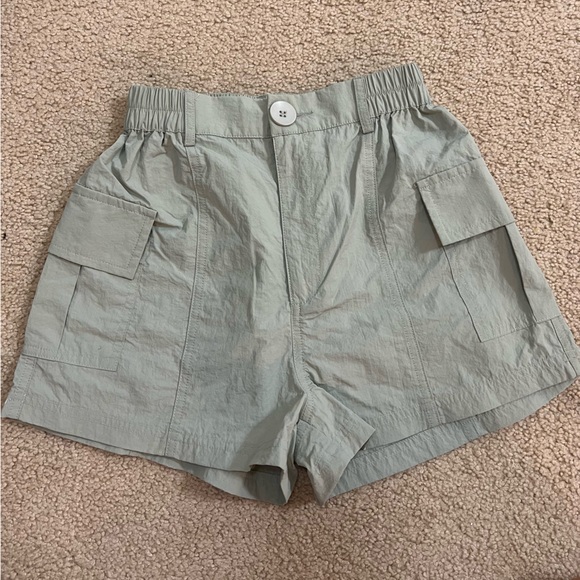 White fox boutique cargo shorts - Picture 2 of 4